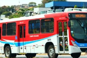 Beijar no busão pode? Troca de carinho incomoda passageira e vira caso de internet em Campo Grande