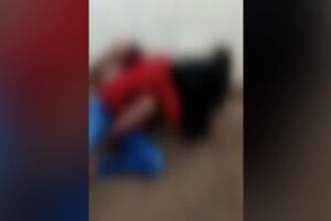 Estudantes brigam em frente de escola