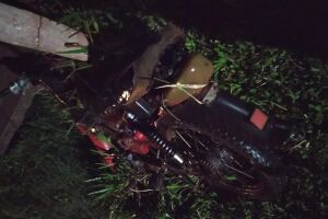 Idoso de 70 anos cai de moto em vala com água e morre afogado no Paraguai