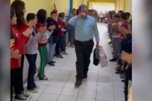 Professor se aposenta e se emociona com corredor humano para homenageá-lo (vídeo)