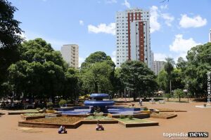 'Eu dormi na praça': homem tem mochila roubada durante sono na Praça Ary Coelho, em Campo Grande