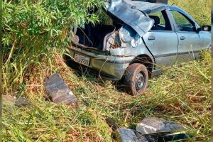 Traficante capota carro durante fuga e toma tiro da polícia na MS-295