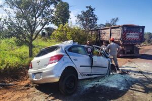 O carro ficou completamente destruído