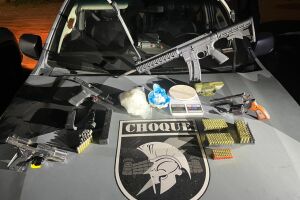 Batalhão de Choque descobre arsenal com fuzil e pistolas no Jd. Anache