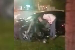 Um dos carros ficou bastante destruído