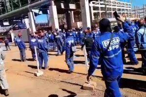 Trabalhadores protestam por melhores salários e fecham rodovia em Ribas do Rio Pardo (vídeo)