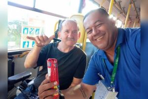 Motorista de ônibus se emociona ao receber mimo de passageiro em Campo Grande