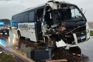 Rapaz fica ferido em acidente entre &ocirc;nibus de MS e carreta no Paran&aacute;