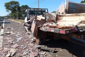 Veículo atingido pela carreta