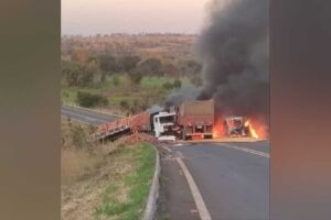 Um dos veículos pegou fogo após a batida