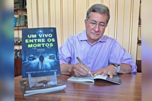 Top Literário: 'Um vivo entre os mortos' reúne contos bem-humorados de escritor veterano em MS  