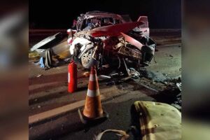 Idosa tem m&atilde;o amputada em acidente entre carreta e caminhonete em S&atilde;o Gabriel