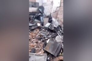 Casa foi completamente destruída pelo fogo
