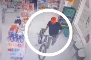 Mas não era super-herói? 'Homem-Aranha' rouba bicicleta elétrica de farmácia na fronteira