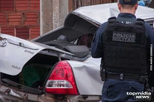 Carro bateu em poste e destruiu jardim; adolescente está em estado grave (vídeo)