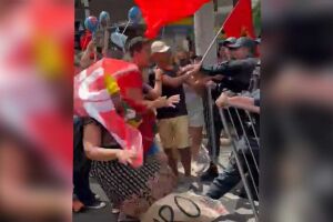 PM impede 'grito dos excluídos'; deputado é empurrado e manifestante cai (vídeo)