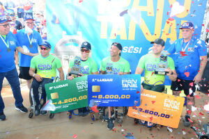 Paratletas vencem provas de 15 km com padrinho da Corrida do Pantanal na torcida