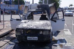 Motorista com carro em chamas tenta entrar em posto de combustíveis (vídeo)