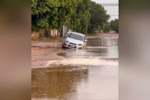 Carro atola em lama&ccedil;al ap&oacute;s chuvas em Tr&ecirc;s Lagoas (v&iacute;deo)