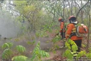 Bombeiros tiveram dificuldades e chuva ajudou