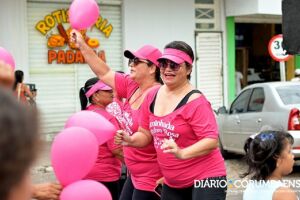 Professora Laura durante a Caminhada Rosa