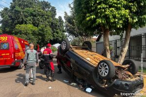 Apesar do susto, a motorista saiu sozinha do veículo