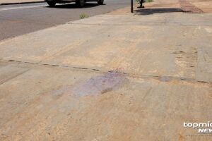 Marcas de sangue ficaram na calçada onde homem foi assassinado. Imagem ilustrativa