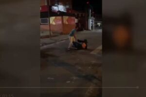 Mulher é espancada e anda em esgoto por causa de corrida de APP (vídeo)
