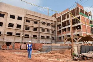 Adriane Lopes e equipe técnica fazem vistoria em obras da Vila dos Idosos