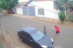 Câmera flagra baleado do Aero Rancho jogando manga na casa de PM (vídeo)