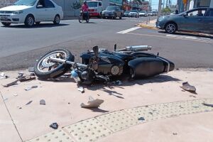 Motociclista que seguia pelo corredor de ônibus fica ferido após batida com carro (vídeo)