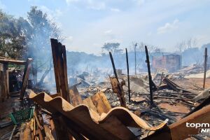 Incêndio destruiu os barracos das famílias