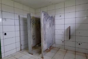 Jovens formaram barreira na porta do banheiro para casal fazer sexo