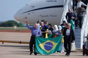 Em casa: avião com brasileiros vindos da Cisjordânia pousa em Brasília