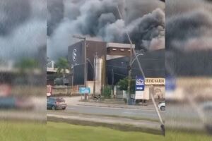 Incêndio de grandes proporções toma conta de fábrica da Cacau Show no ES