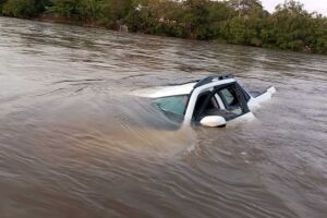 O veículo foi localizado quase que submerso no Rio Taquari