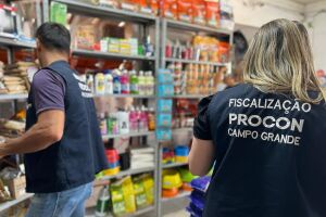 Procon faz batida em pet shops mirando validade de produtos e medicamentos em Campo Grande