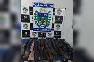 Polícia encontrou um arsenal de arma de longo alcance, revólveres e munições na propriedade rural