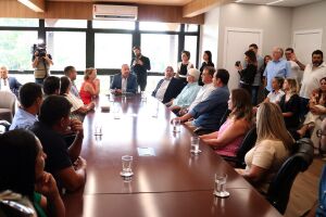 Gerson Claro assina convênio para reformar estádio de Sidrolândia