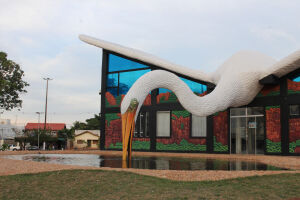 Artista pl&aacute;stico entrega revitaliza&ccedil;&atilde;o de cart&atilde;o-postal de Rio Verde