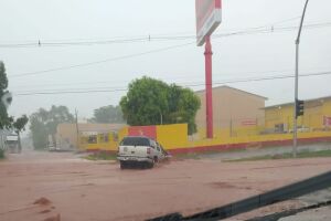 Caminhonete teve trabalho para superar ponto alagado no Maria Aparecida Pedrossian