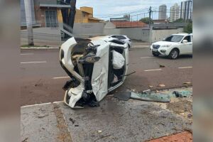 Motorista tomba carro perto de acidente com morte na Antônio Maria Coelho (vídeo)