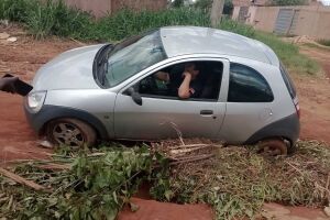 Moradora ficou com carro atolado até a chegada do guincho