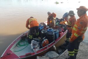 Militares usam barcos para acessar locais difíceis 