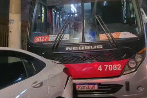 Mulher tenta roubar &ocirc;nibus e bate em t&aacute;xis parados em S&atilde;o Paulo (v&iacute;deo)