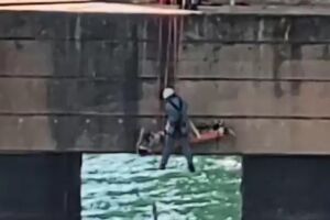 Homem fraturou calcanhares ao tentar descer de estrutura de ponte rodoferroviária