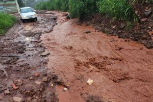 Com chuva ou sem, rua fica intransitável 