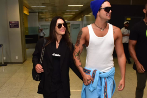 Mais juntinhos do que nunca, Luan Santana e Jade desfilam de mãos dadas no aeroporto