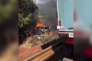 Veículo pegou fogo com ocupantes dentro 