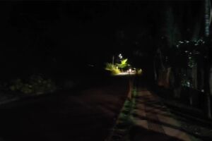 Na quadra só há dois pontos de iluminação presentes e nenhum funciona